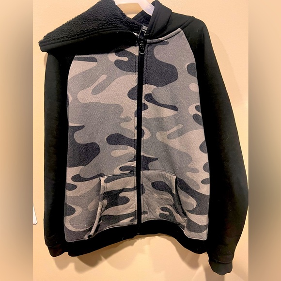 Boys black and grey camo zip up hoodie. Sherpa lining. Sz 14/16 - Picture 2 of 5